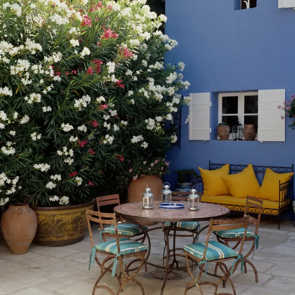 Fachada de casa com paredes em um tom azul mais fechado e janela de cor branca.