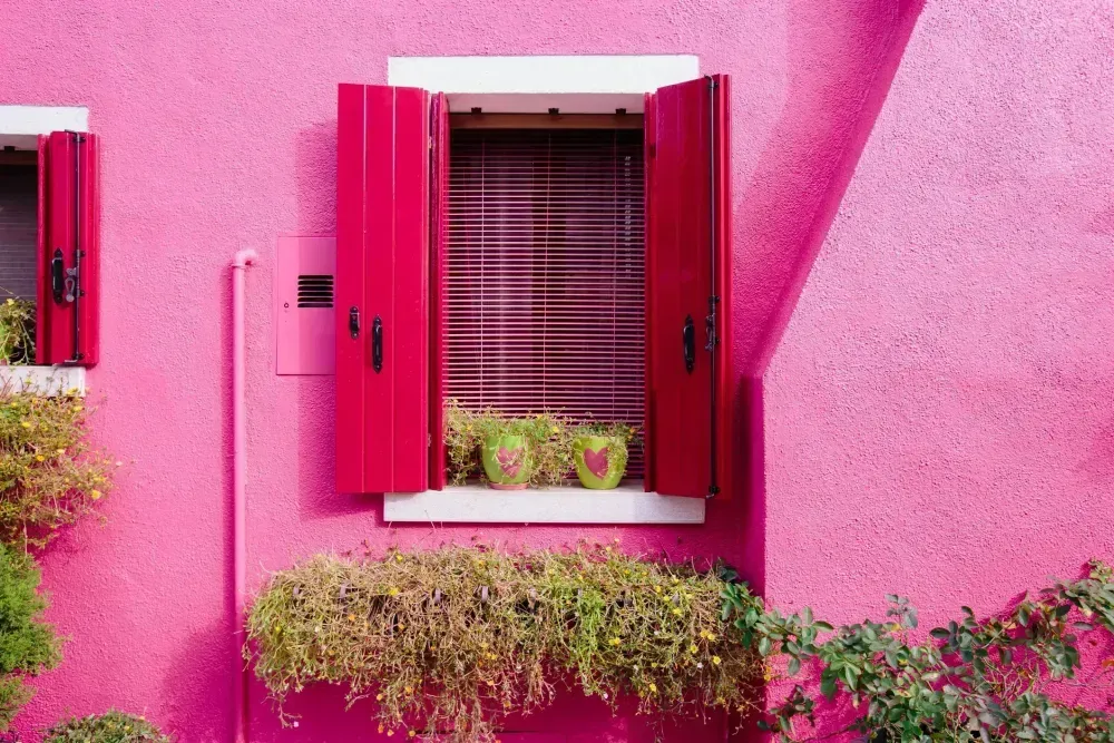 Fachada de casa tom sobre tom de rosas.