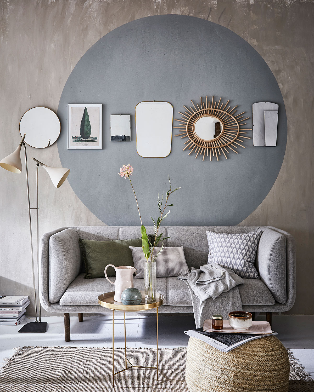 Sala com pintura circular e decorada com tons de cinza.